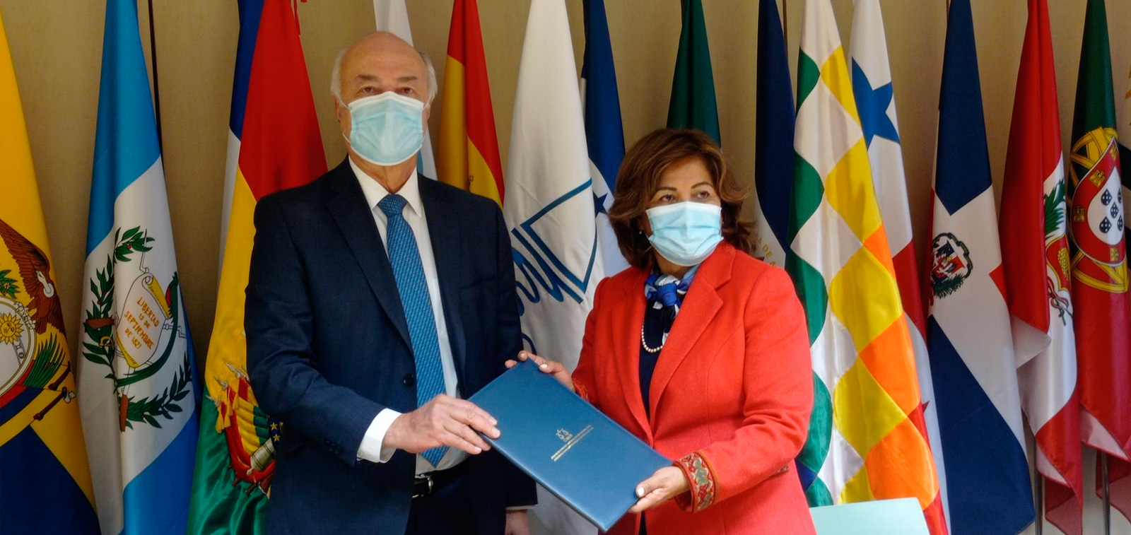 Bolivia firma el Tratado de Medellín