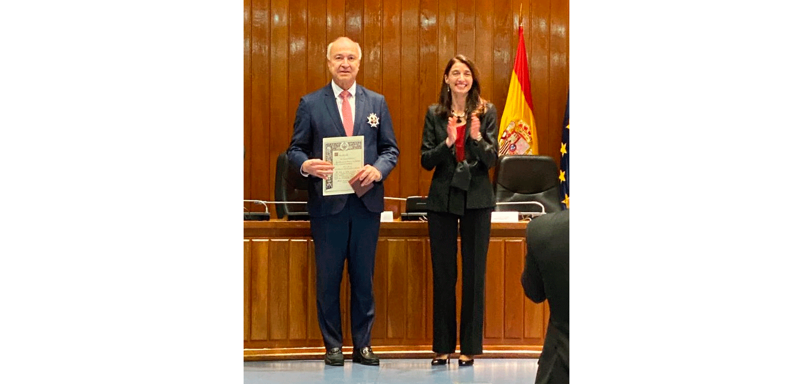 Enrique Gil Botero recibe la Cruz de Honor de la Orden de San Raimundo de Peñafort